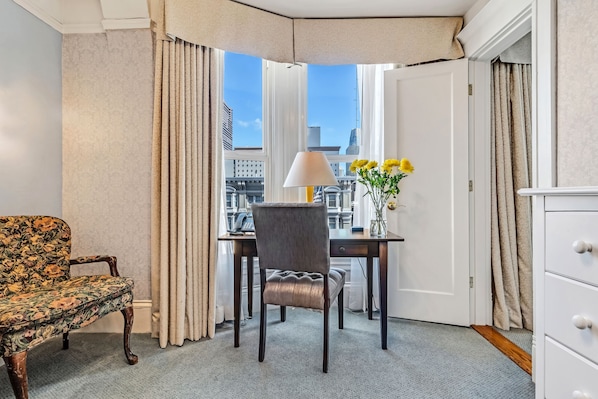 주니어 스위트 | 거실 공간 | 평면 TV