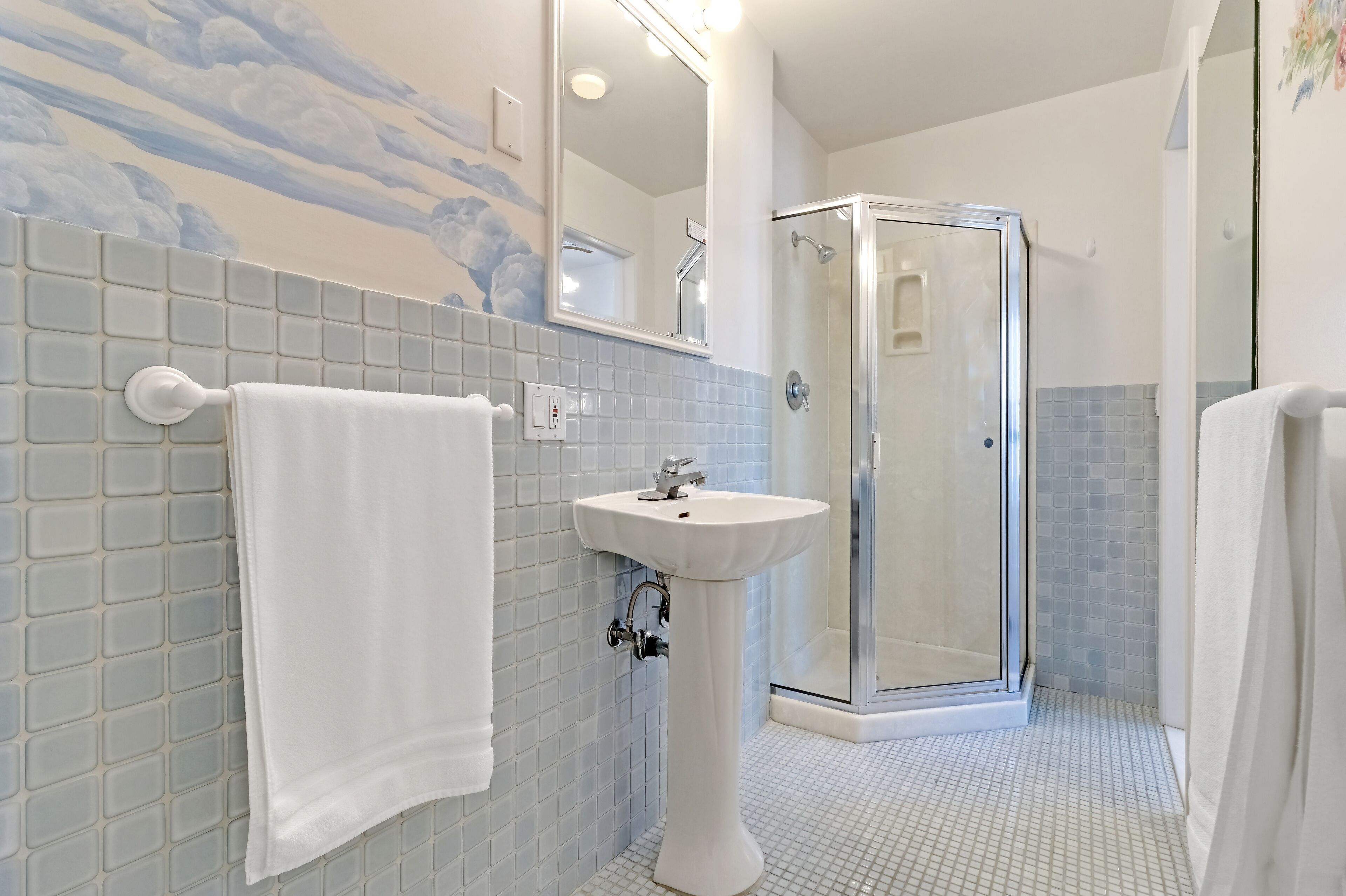 junior suite | bathroom | free toiletries, hair dryer, towels