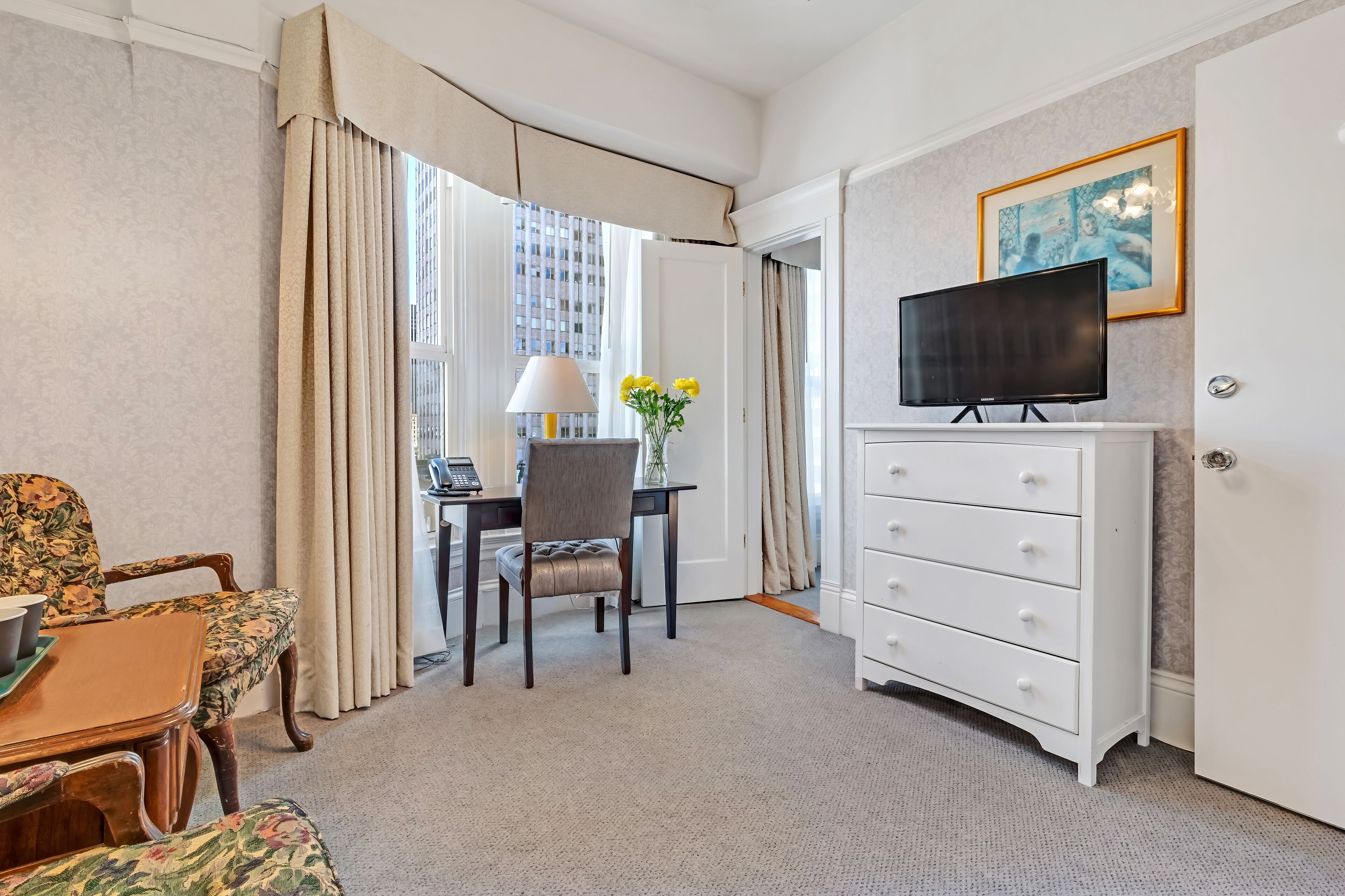 주니어 스위트 | 거실 공간 | 평면 TV