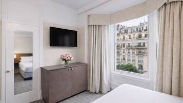 Kamar, 2 Tempat Tidur Double (Two Full Beds) | Brankas dan didekorasi berbeda-beda