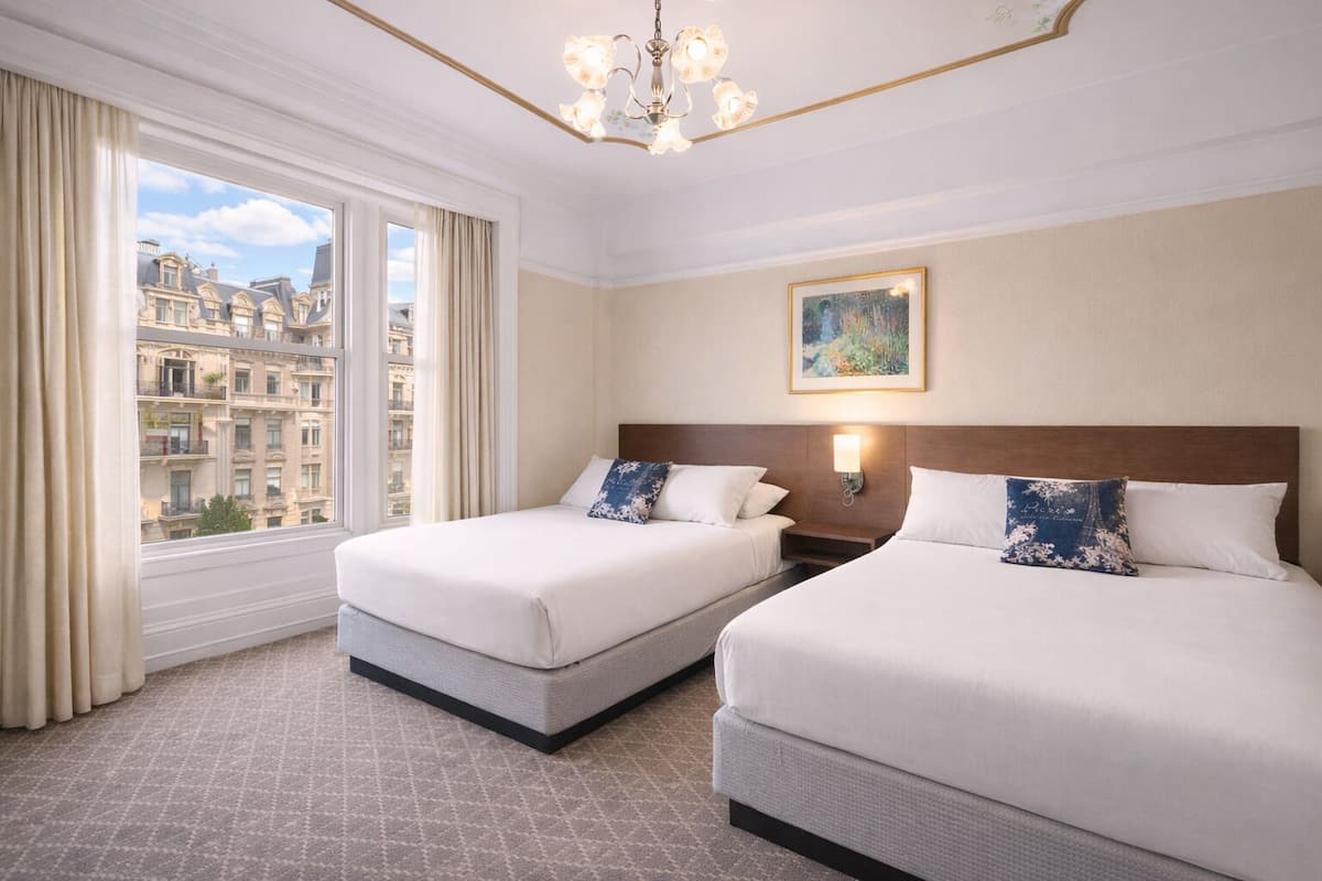 Phòng, 2 giường đôi (Two Full Beds) | Két bảo mật tại phòng, trang trí khác biệt