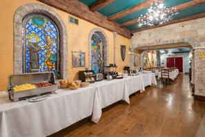 Free daily buffet breakfast - Cornell Hotel (San Francisco)