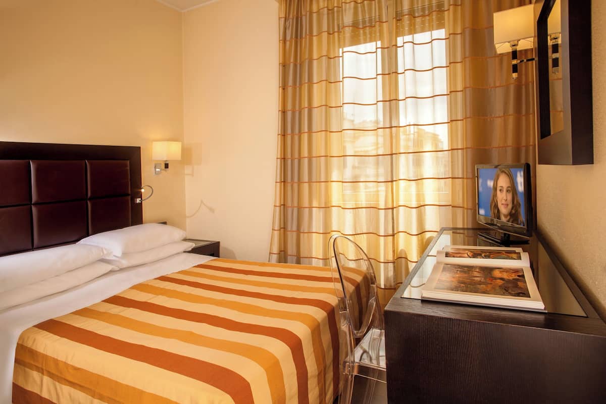 迷你吧、房內夾萬、書桌、隔音