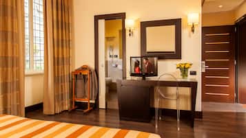 Minibar, caja fuerte, escritorio y sistema de insonorización