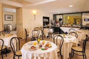 Breakfast (EUR 7 per person) - Hotel Buenos Aires (Rome)
