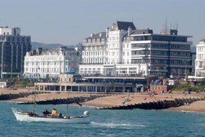 On the beach - Cavendish Hotel (Eastbourne)