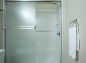 Studio | Bathroom shower - Capital Suites Iqaluit (Iqaluit)