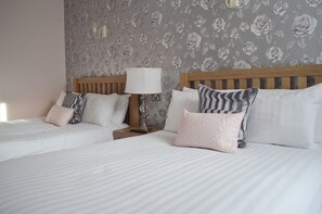 Familiekamer, 1 twee- of 2 eenpersoonsbedden | Individueel gedecoreerd, individueel gemeubileerd, een bureau