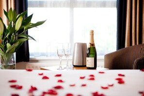 加厚床垫、客房内保险箱、办公桌、笔记本电脑工作区