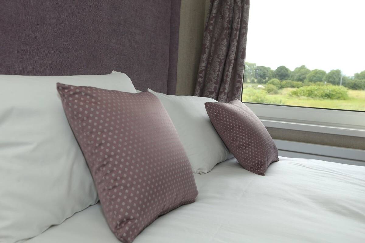 Iron/ironing board, WiFi (free), bed sheets