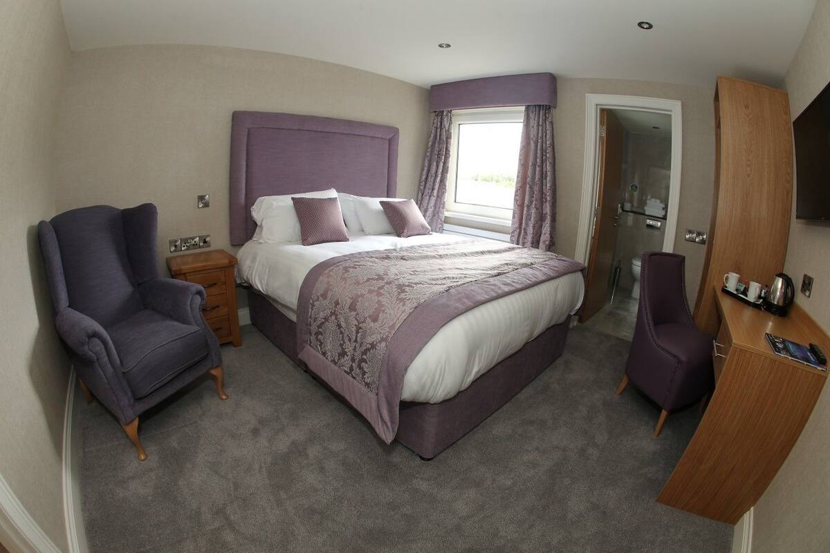 Iron/ironing board, WiFi (free), bed sheets