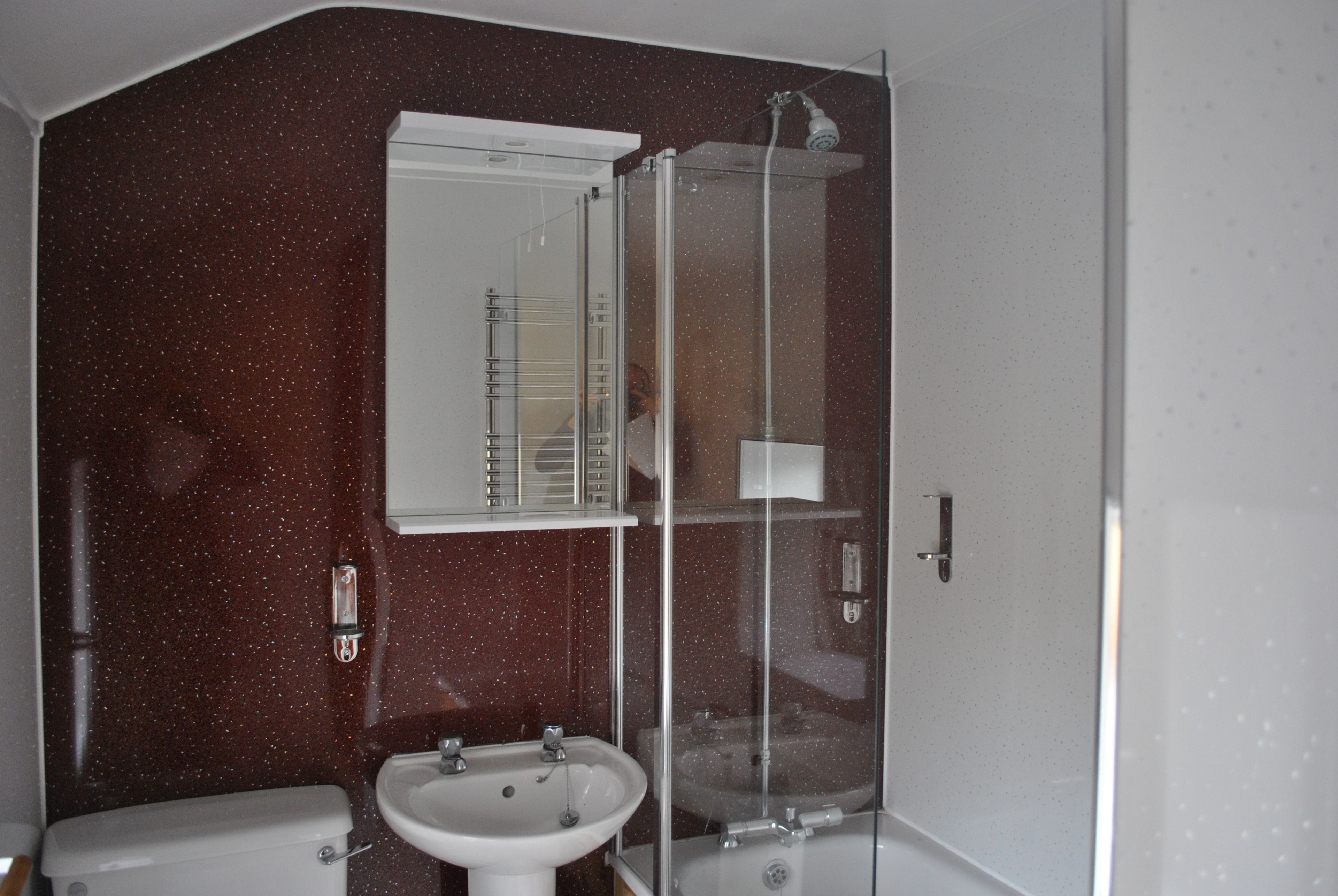 Ein Badezimmer mit Toilette, Waschbecken und Duschkabine.