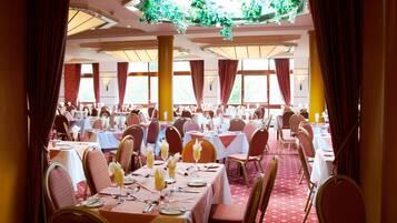 Daily full breakfast (GBP 12.50 per person)