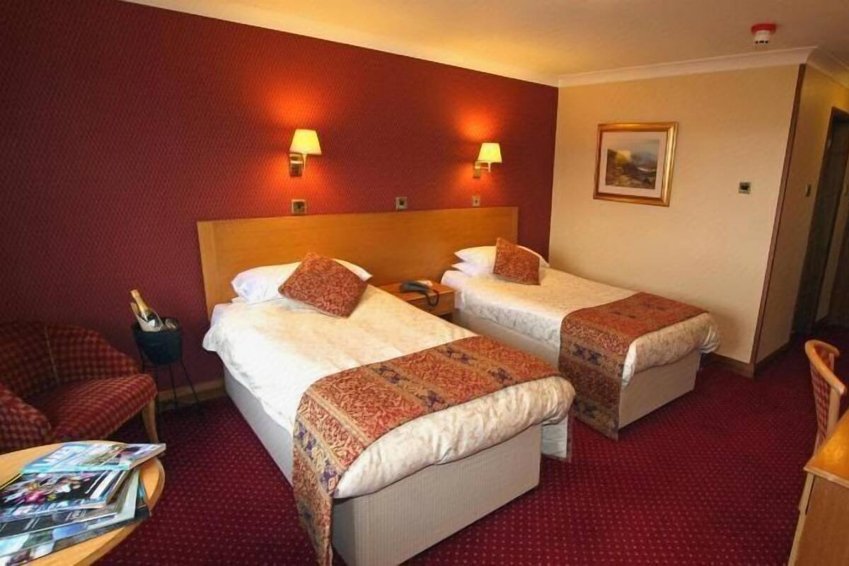 Desk, laptop workspace, WiFi (free), bed sheets
