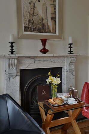 Luksusstudiosviitti | Yksilöllisesti sisustettu, yksilöllisesti kalustettu, työpöytä