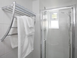 Habitación estándar con 2 camas individuales, baño privado | Baño | Secador de pelo, toallas, jabón y champú