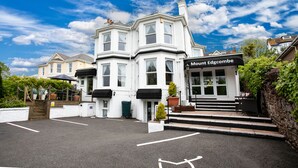 A two-story building with a sign reading "Mount Edgcombe." - Mount Edgcombe Guest House (Torquay)