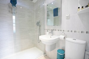 Chambre Double Standard, salle de bains attenante | Salle de bain