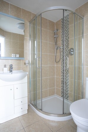 Executive Double Room, Ensuite | Bathroom | Hair dryer, towels, soap, shampoo