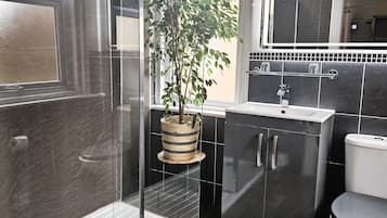 Family Suite (2 Adults + 1 Child) | Bathroom