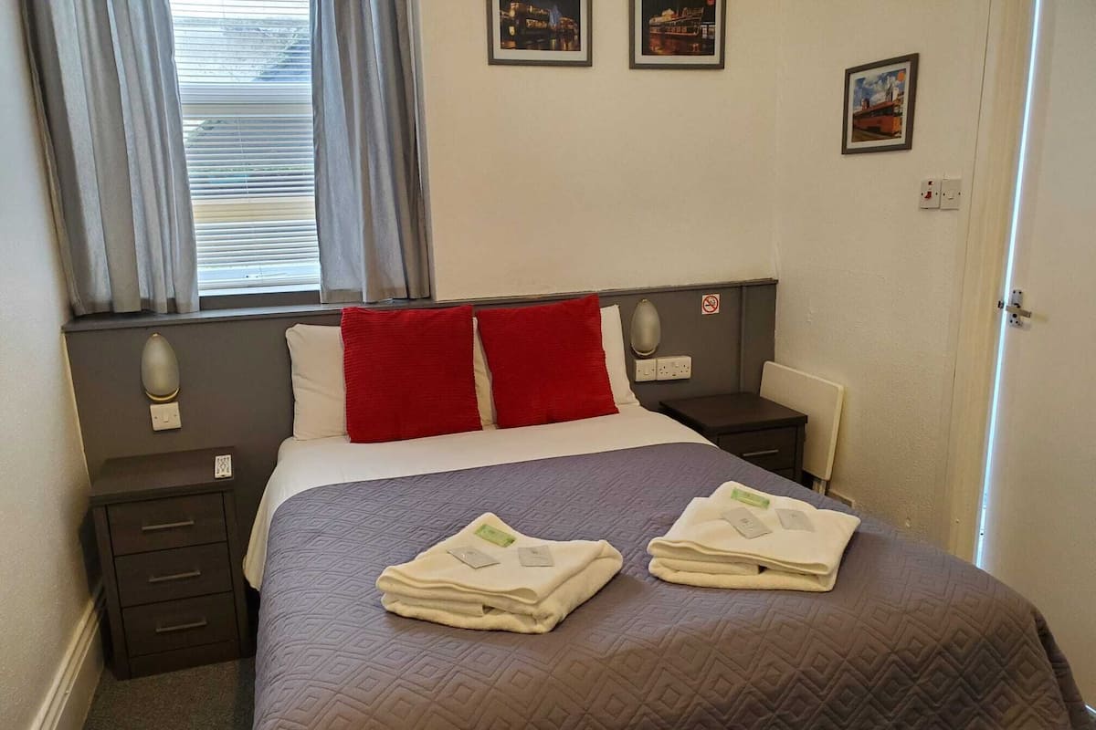 Basic Double Room | 1 bilik tidur, meja, seterika/papan seterika, katil bayi/kot (percuma)