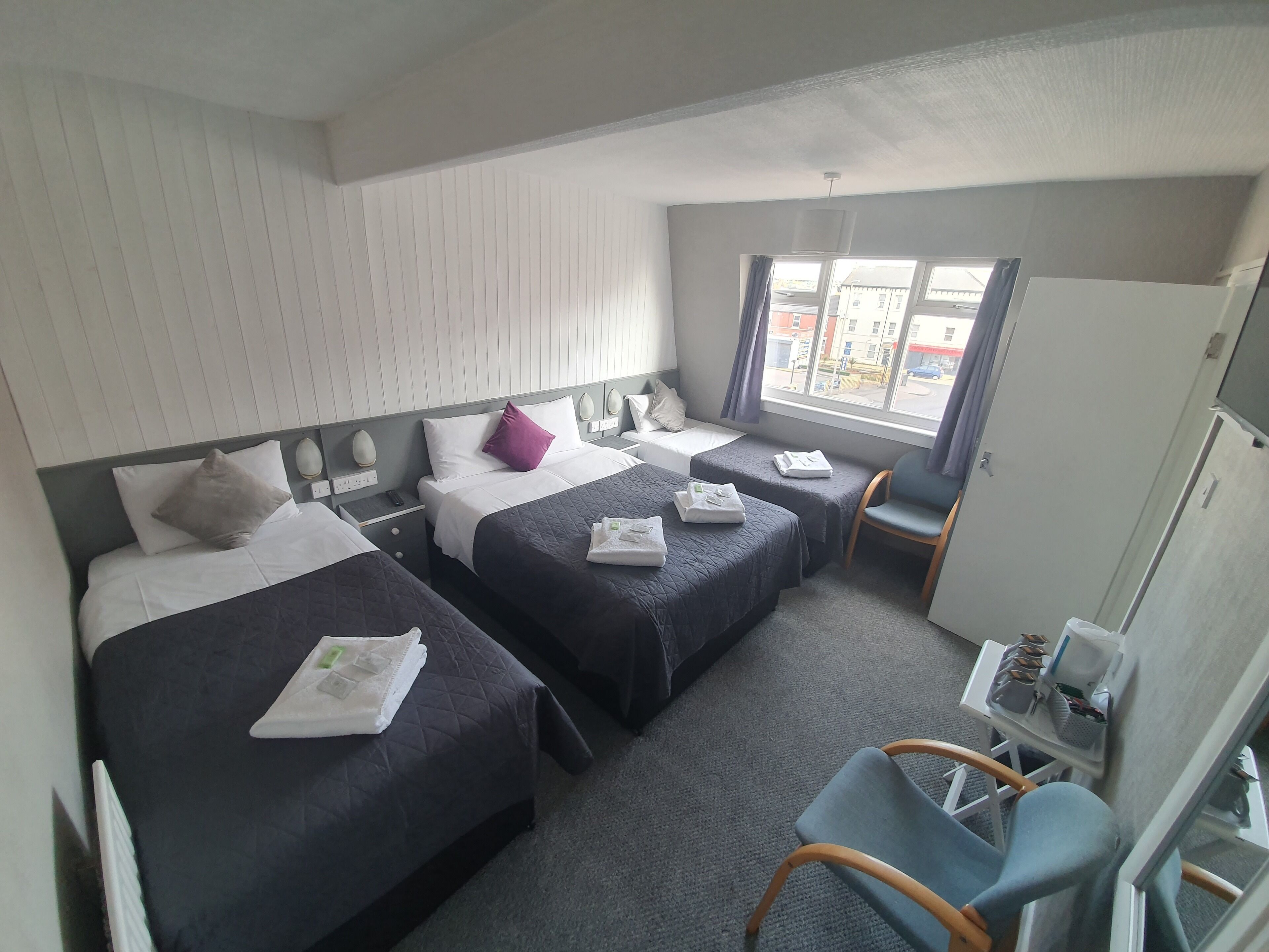 quadruple room | desk, iron/ironing board, free cots/infant beds, travel cot