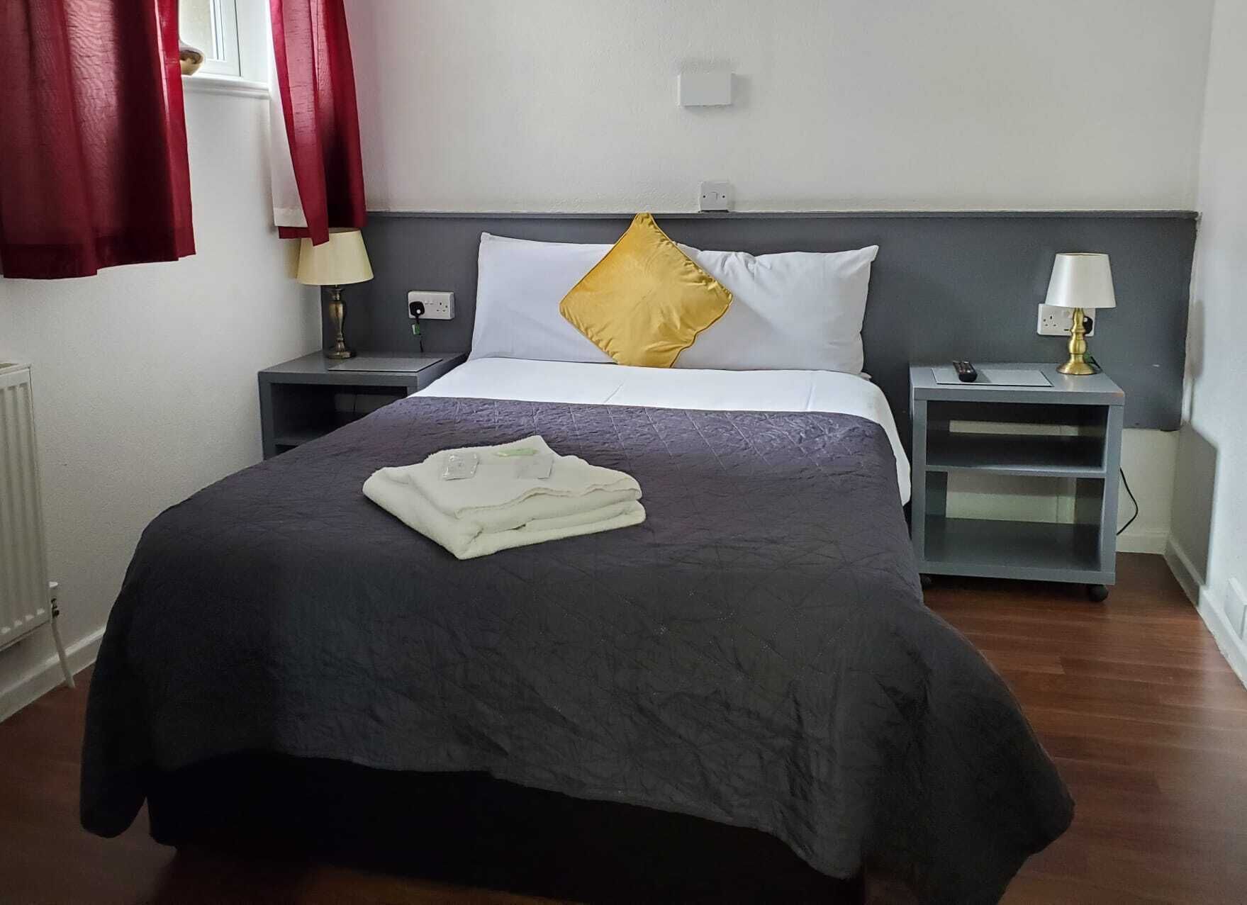 twin room | desk, iron/ironing board, free cots/infant beds, travel cot