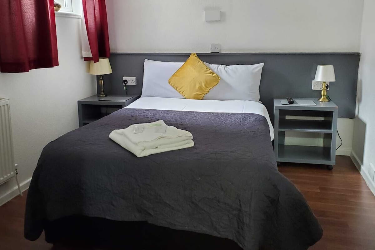 twin room | desk, iron/ironing board, free cots/infant beds, travel cot