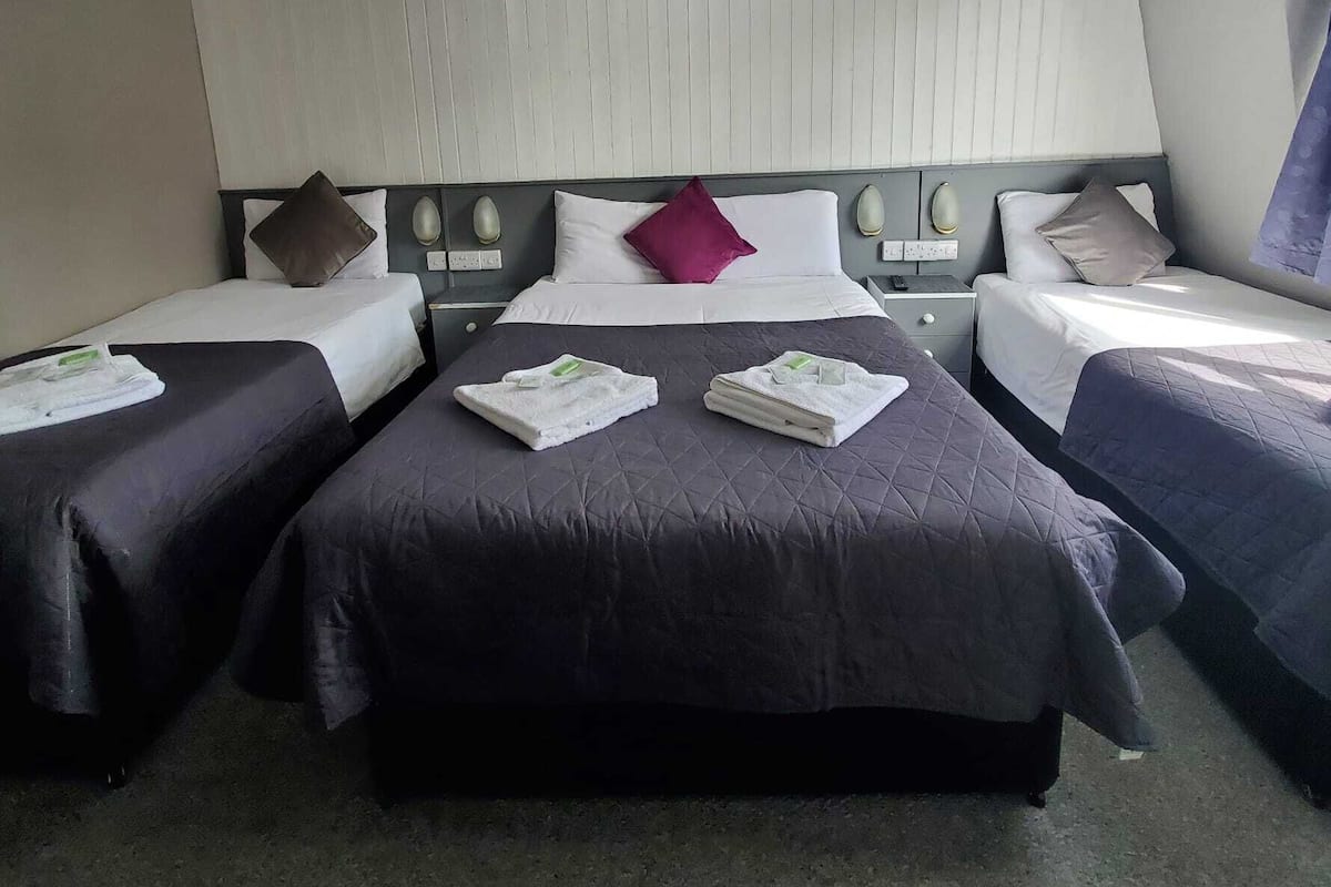 quadruple room | desk, iron/ironing board, free cots/infant beds, travel cot