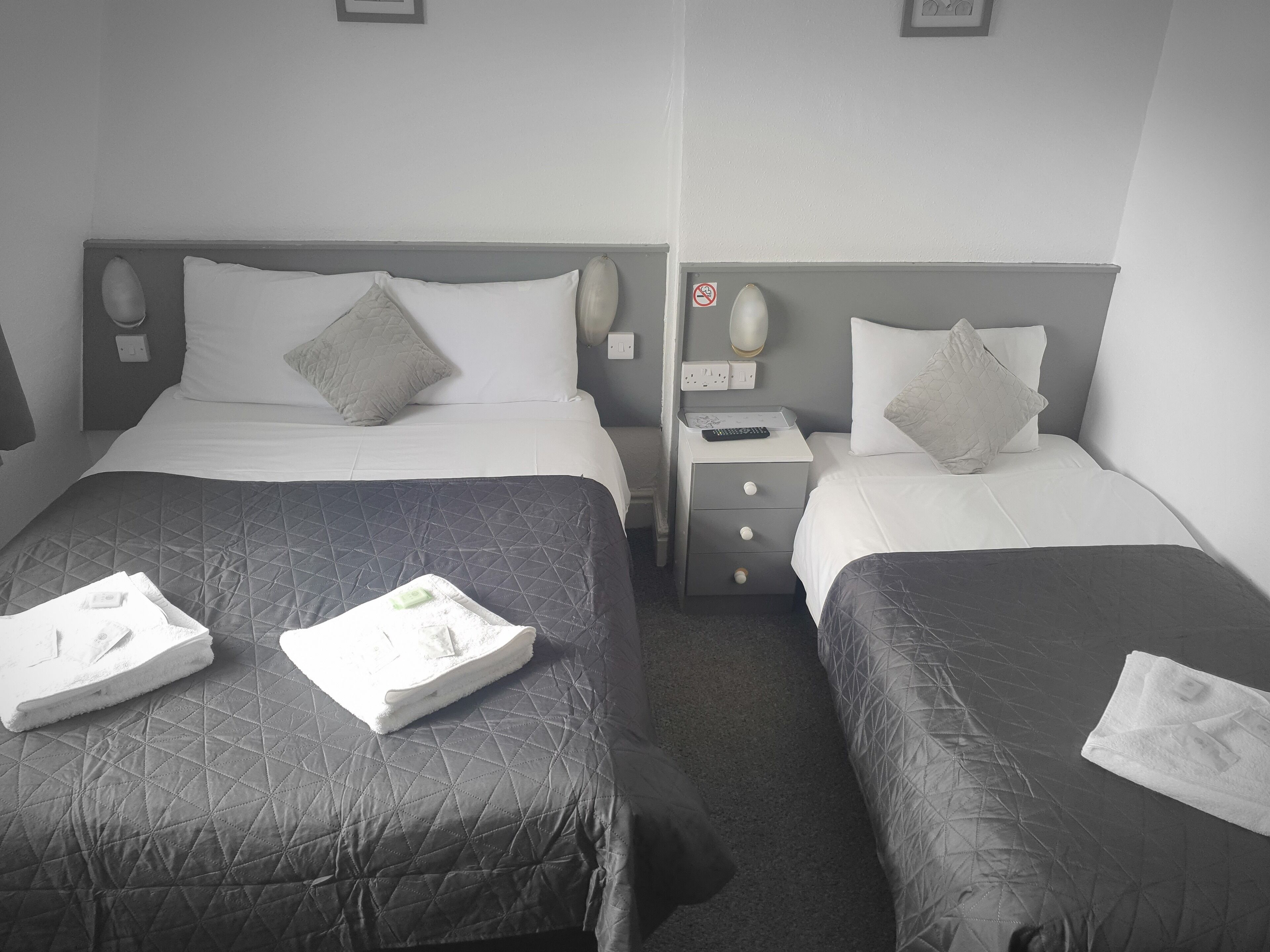 triple room | desk, iron/ironing board, free cots/infant beds, travel cot