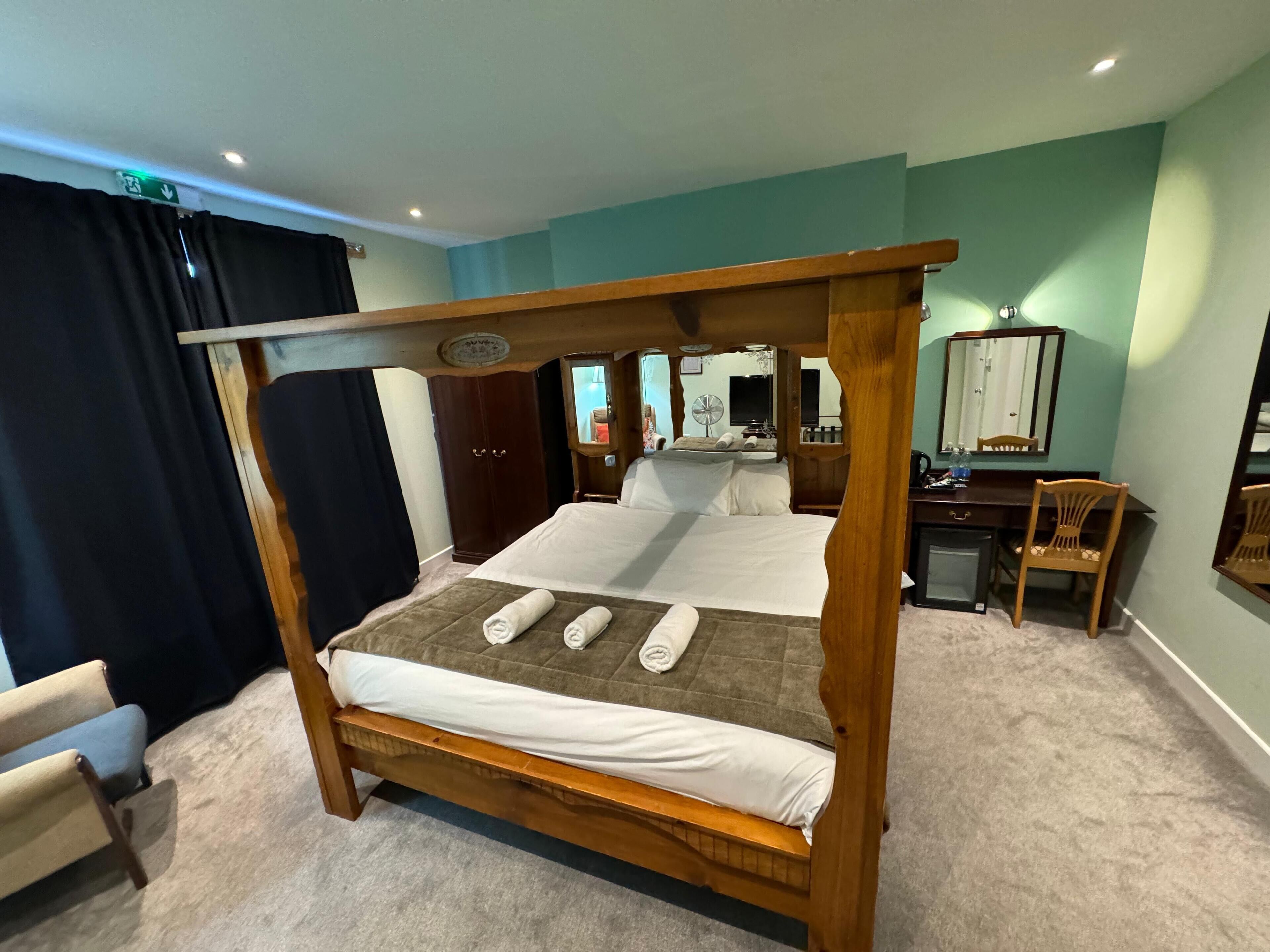 Superior Room, 1 Queen Bed | In-room safe, desk, laptop workspace, soundproofing
