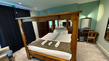 Superior Room, 1 Queen Bed | In-room safe, desk, laptop workspace, soundproofing
