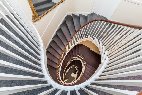 Handrails in stairways - The George Hotel (Battle)