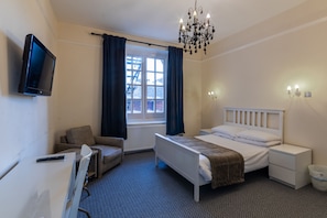 Quarto superior, 1 cama Queen | 1 quarto, cofres nos quartos, escrivaninha