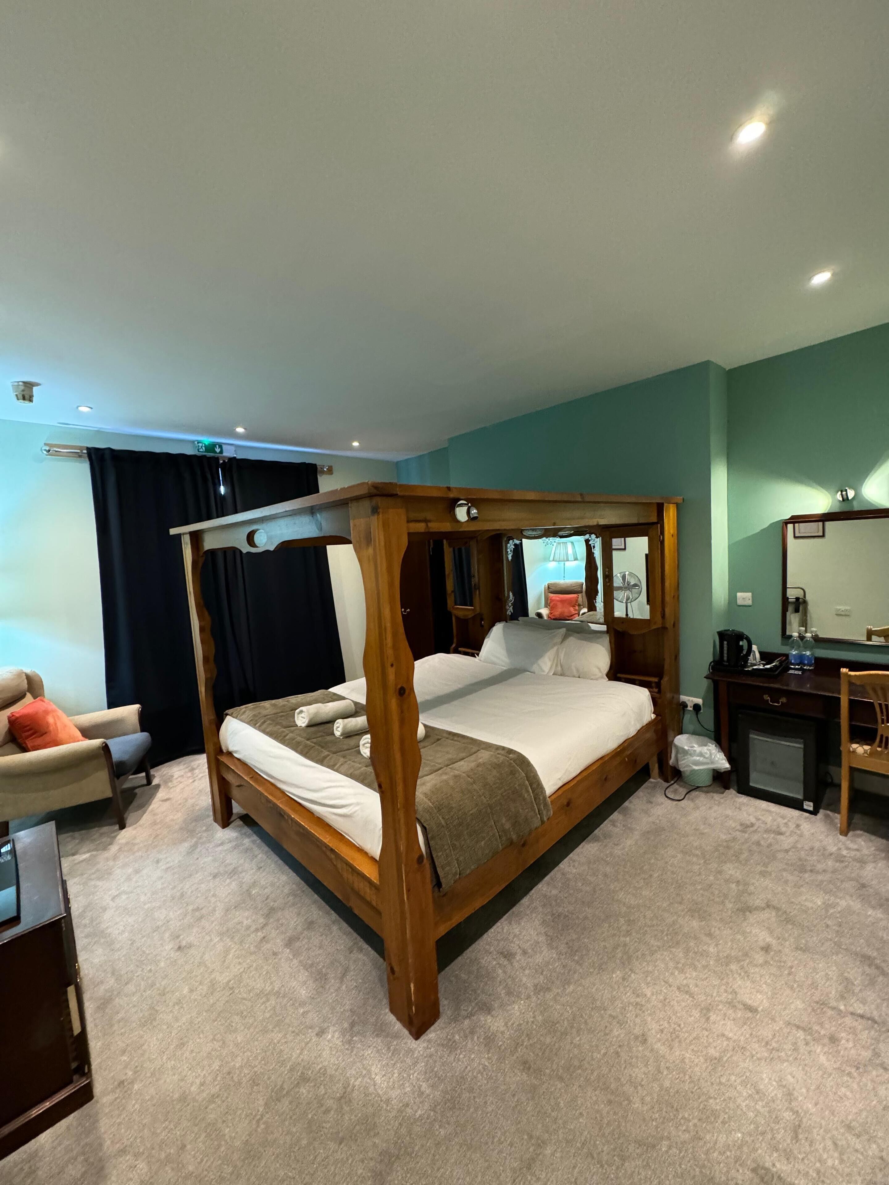 Rom – superior, 1 queensize-seng | Safe på rommet, skrivebord, skrivebord for bærbar PC og lydisolert