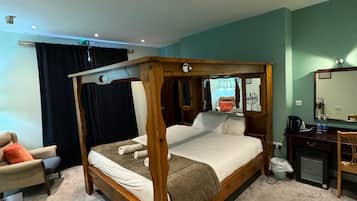 Superior kamer, 1 queensize bed | Een kluis op de kamer, een bureau, een laptopwerkplek