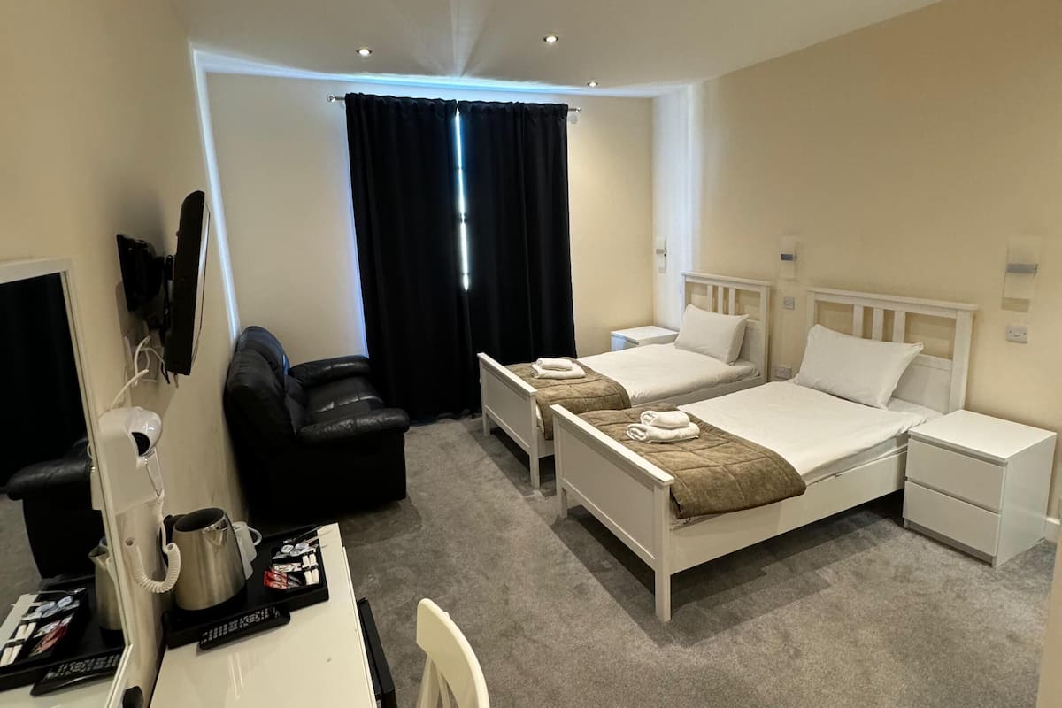 Standard-Zweibettzimmer | 1 Schlafzimmer, Zimmersafe, Schreibtisch, laptopgeeigneter Arbeitsplatz