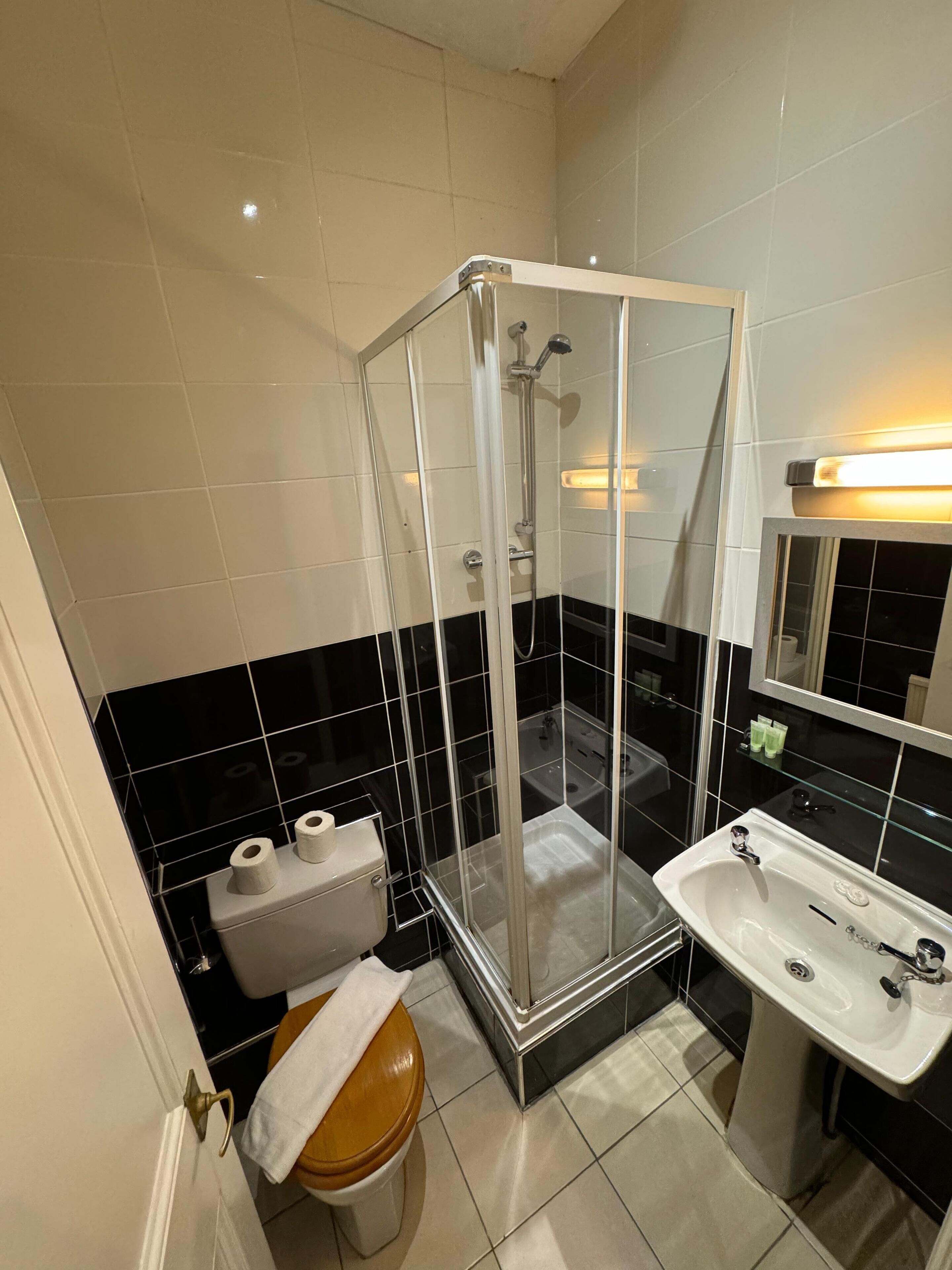 Standard Double Room | Bathroom | Combined shower/bathtub, free toiletries, hair dryer, towels