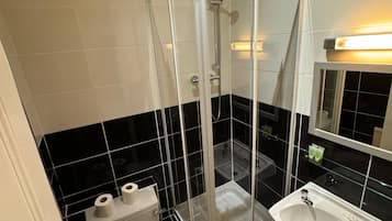 Standard Double Room | Bathroom | Combined shower/bathtub, free toiletries, hair dryer, towels
