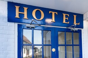 Exterior - The George Hotel (Battle)