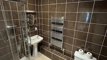 Superior-værelse - 1 queensize-seng | Badeværelse | Kombination af bruser/badekar, gratis toiletartikler, hårtørrer