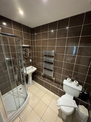 Superior Room, 1 Queen Bed | Bathroom | Combined shower/bathtub, free toiletries, hair dryer, towels - The George Hotel (Battle)