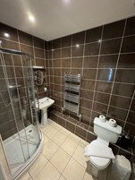 Habitación superior, 1 cama de matrimonio | Baño | Ducha y bañera combinadas y artículos de higiene personal gratuitos
