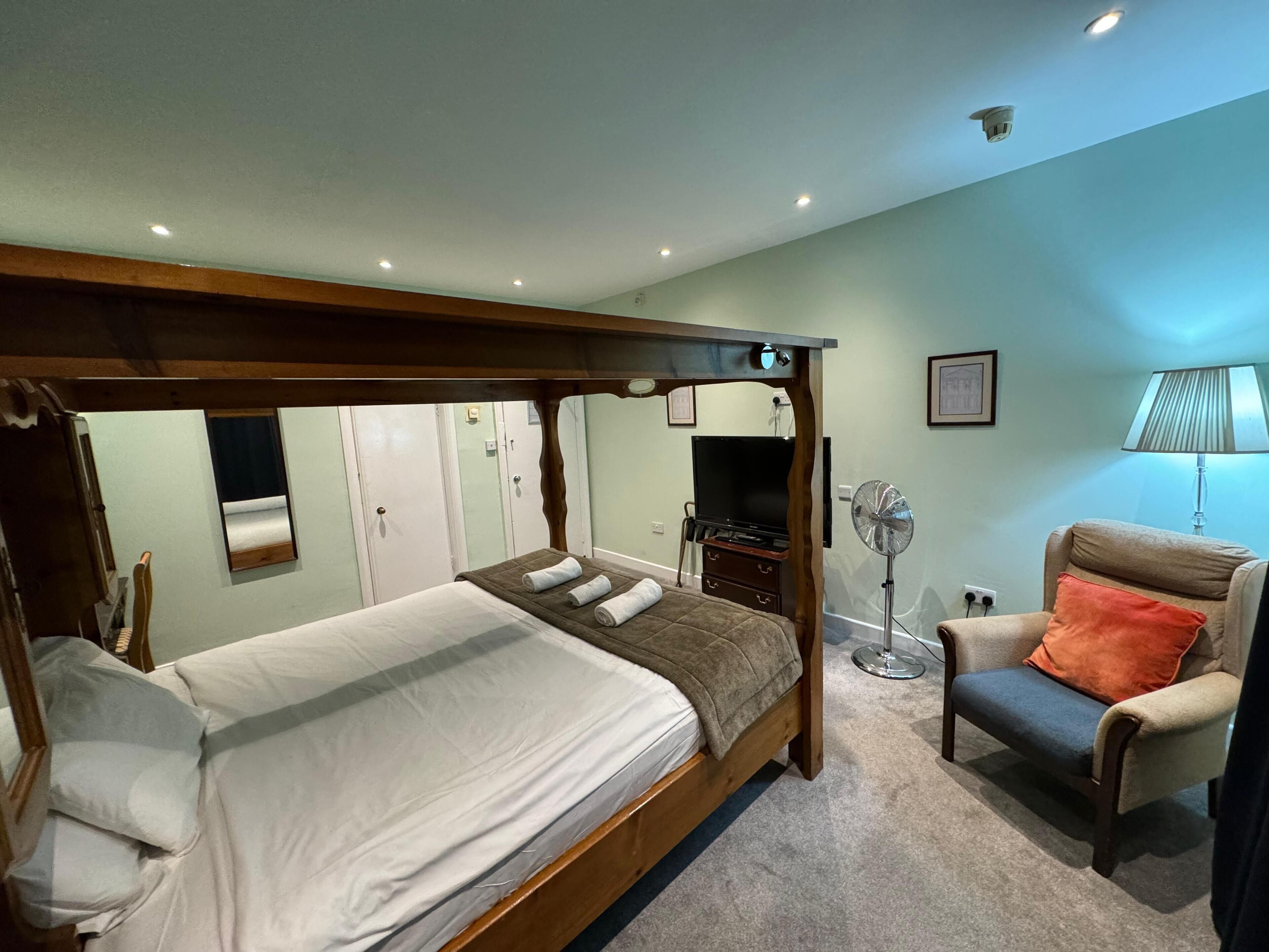 Quarto superior, 1 cama Queen | Cofres nos quartos, escrivaninha, espaço de trabalho para notebook