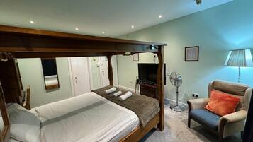Superior Room, 1 Queen Bed | 1 bedroom, in-room safe, desk, laptop workspace