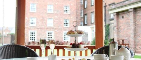 Aperto a colazione, pranzo e cena, cucina britannica