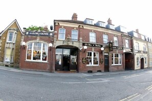 Front of property - The Globe and Crown (Yeovil)