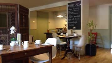 Desayuno inglés todos los días (GBP 16 por persona)