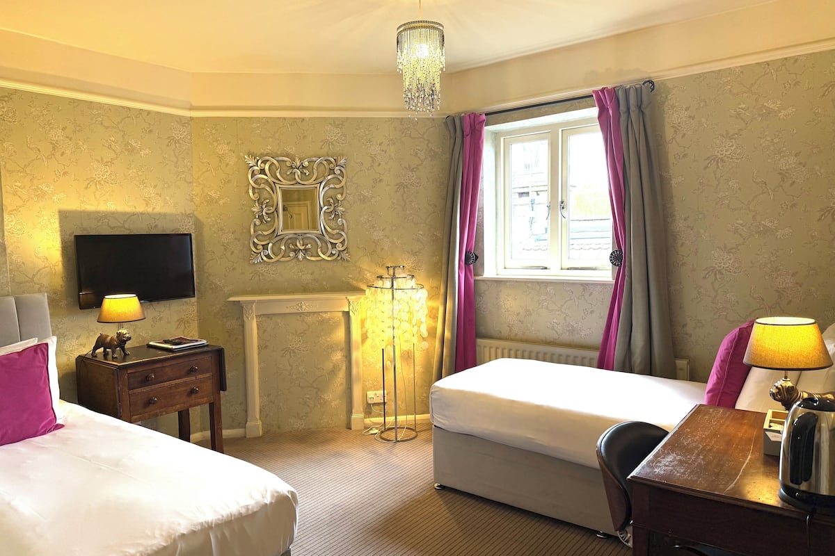 Trippelrum (or Twin Room) | Egyptiska bomullslakan, sängtillbehör av högsta kvalitet och duntäcken