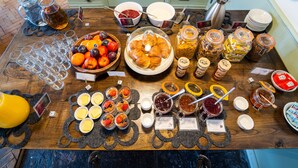 Un bufé de desayuno con diversas opciones de comida, bebidas y salsas.